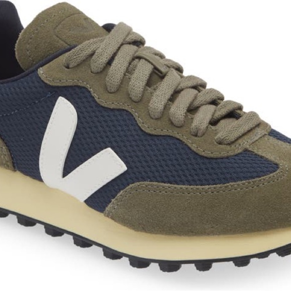 Women’s Rio Branco Vejas in dark blue, green, and orange size 7